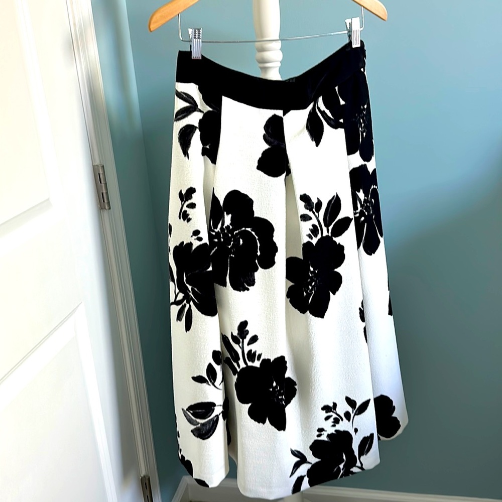 White House Black Market lined skirt size 10 white background with flowers